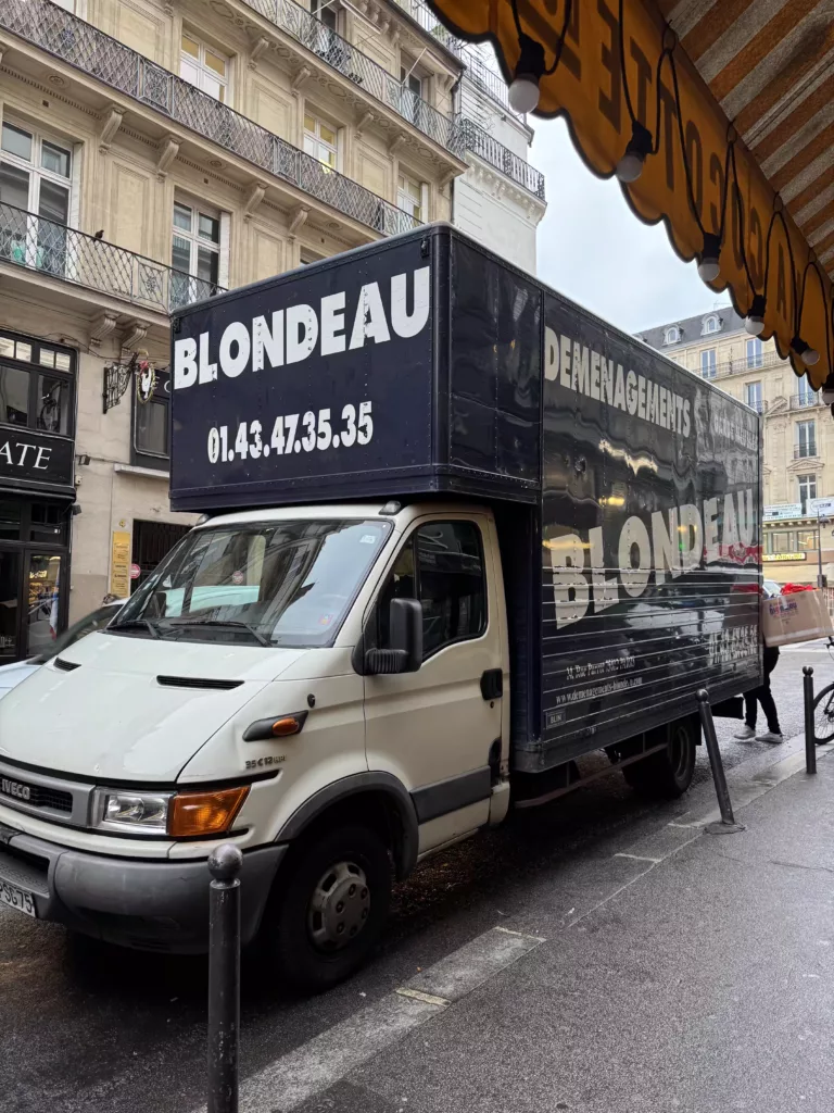 Équipe de déménageurs professionnels Blondeau préparant et transférant des meubles avant des travaux de rénovation.