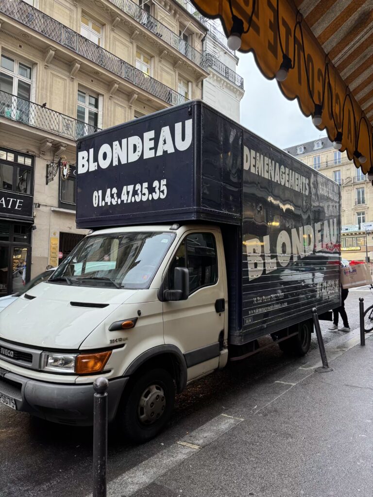 Équipe de déménageurs professionnels Blondeau préparant et transférant des meubles avant des travaux de rénovation.