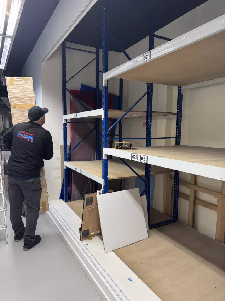 Déménageurs professionnels protégeant des meubles et objets fragiles avec couvertures et sangles avant le transport