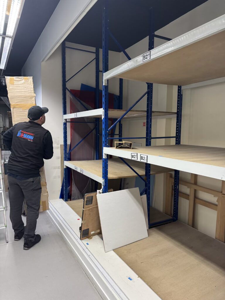 Déménageurs professionnels protégeant des meubles et objets fragiles avec couvertures et sangles avant le transport