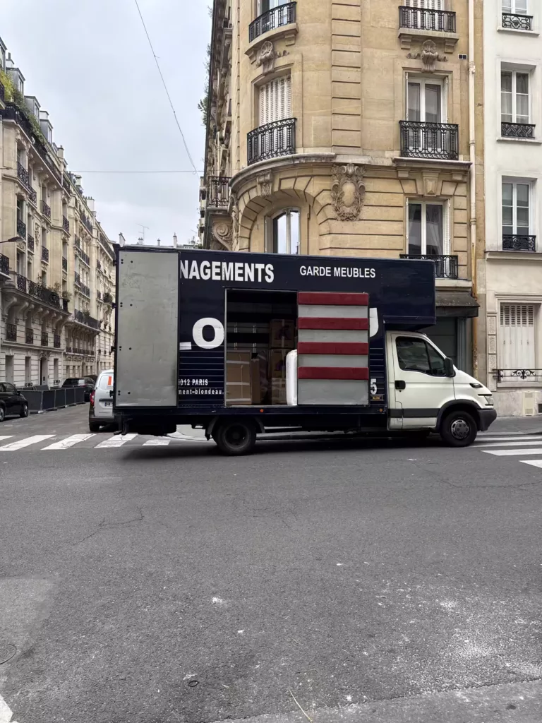 Ligne du temps visuelle ou collage d’étapes clés de l’histoire de Blondeau Déménagement depuis 1913