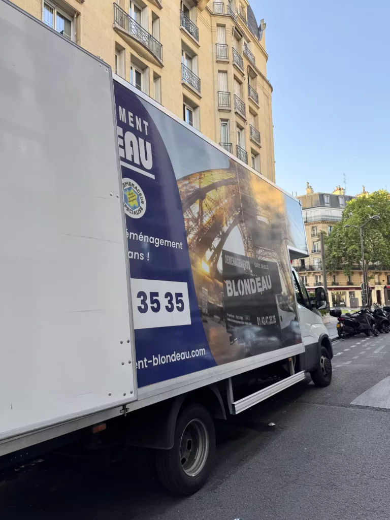 Équipe de déménageurs professionnels Blondeau manipulant soigneusement des meubles et cartons, avec protections et matériel adapté