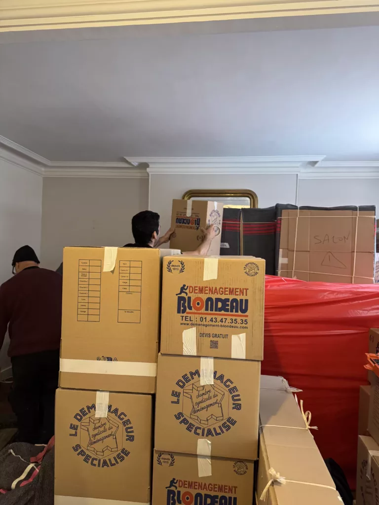 Cette image illustre une estimation de devis de déménagement avec des fourchettes de prix indicatives selon le volume à déménager et la distance à parcourir. Elle complète visuellement le contenu de la page en montrant une représentation claire des informations budgétaires que les clients recherchent lorsqu’ils souhaitent comparer les coûts d’un déménagement ou préparer un budget. Ce visuel renforce l’aspect informatif de la page en aidant les visiteurs à visualiser comment les tarifs sont structurés, les variables qui influencent les prix (volume, distance, services inclus), et la manière dont Blondeau Déménagement propose des devis personnalisés et transparents.