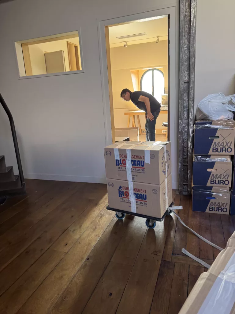 Cérémonie officielle de commémoration du 13 novembre 2015 à Paris avec public rassemblé et hommage institutionnel