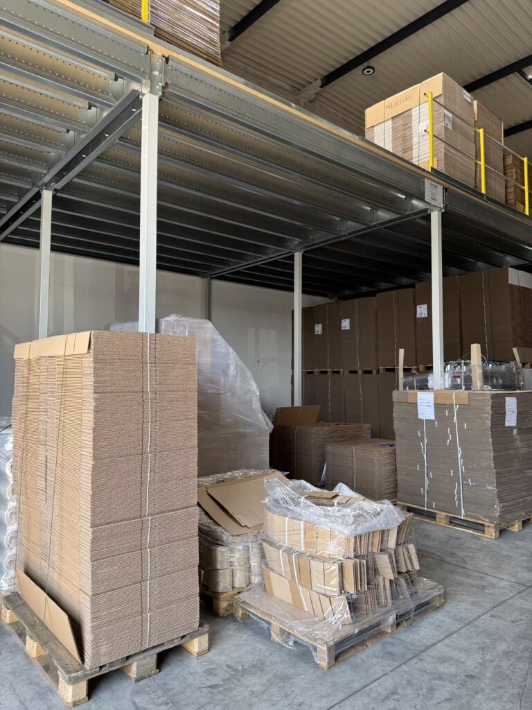 Cartons de déménagement bien organisés et étiquetés, prêts pour un emballage efficace et sécurisé.