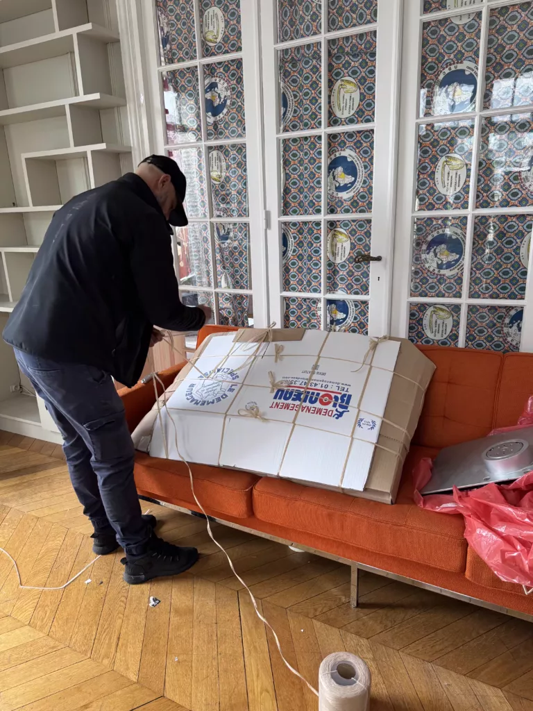 Équipe de déménageurs professionnels Blondeau en train de charger des meubles dans un camion capitonné pour un déménagement bien organisé.