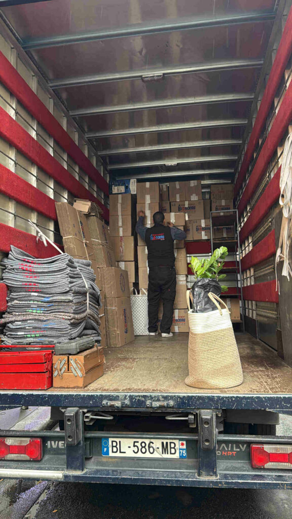 ntérieur d’un box de stockage sécurisé avec meubles et cartons bien rangés