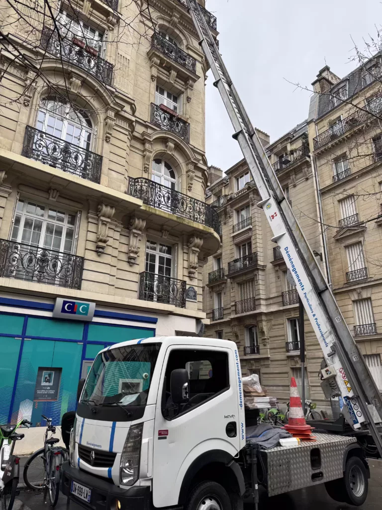 Déménagement par fenêtre pour canapé volumineux