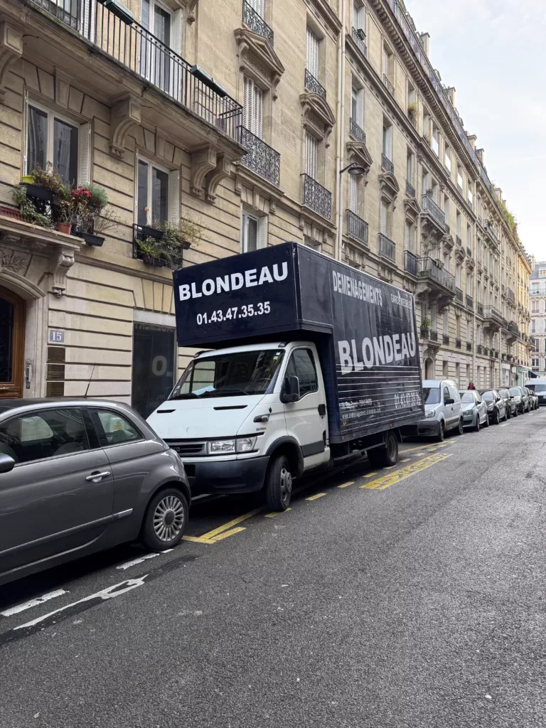 Cartons, matériel d’emballage et planification de déménagement pour une personne déménageant après une séparation.