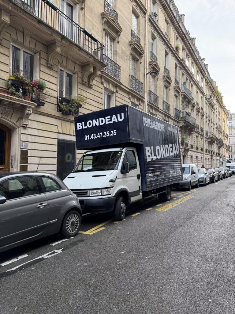 Cartons, matériel d’emballage et planification de déménagement pour une personne déménageant après une séparation.