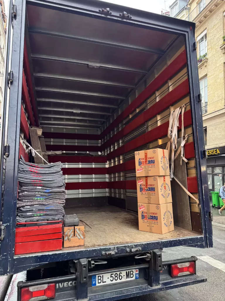 Camion de déménagement de Déménagement Blondeau prêt à intervenir dans les Hauts-de-Seine pour un déménagement à Neuilly-sur-Seine