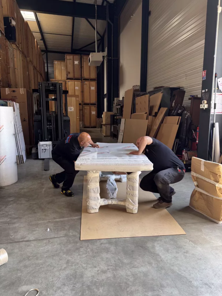 Objets de valeur (œuvres d’art, antiquités, bijoux) soigneusement emballés et rangés dans un box de garde‑meuble sécurisé