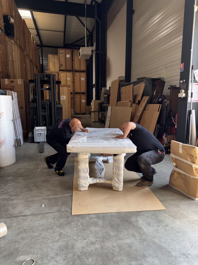 Objets de valeur (œuvres d’art, antiquités, bijoux) soigneusement emballés et rangés dans un box de garde‑meuble sécurisé