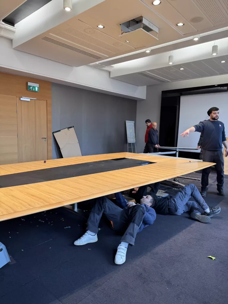 Équipe de déménageurs professionnels Blondeau emballant des archives et dossiers juridiques en vue d’un déménagement confidentiel