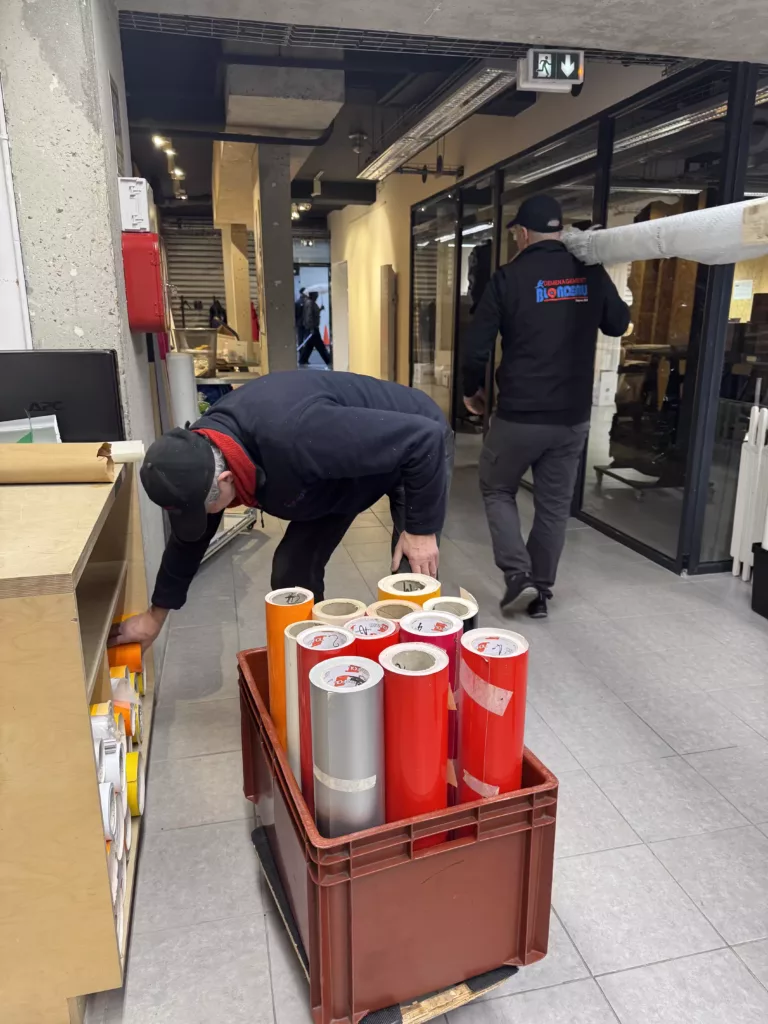 Équipe de déménageurs professionnels Blondeau en train de déplacer du mobilier de bureau et du matériel informatique d’une entreprise