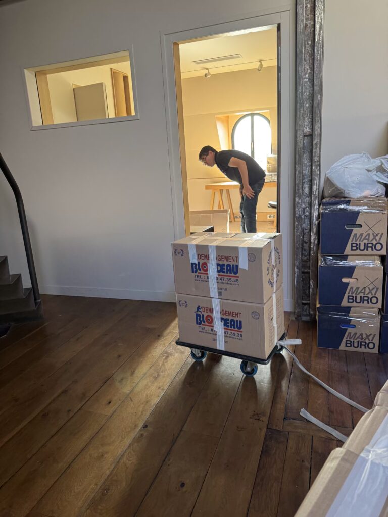Technicien de déménagement aidant une personne à mobilité réduite à emballer des objets avec des solutions d’accessibilité