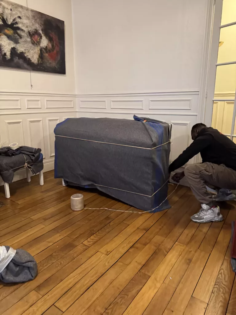 Œuvres d’art délicates disposées dans un camion climatisé avec système de fixations et supports antichocs