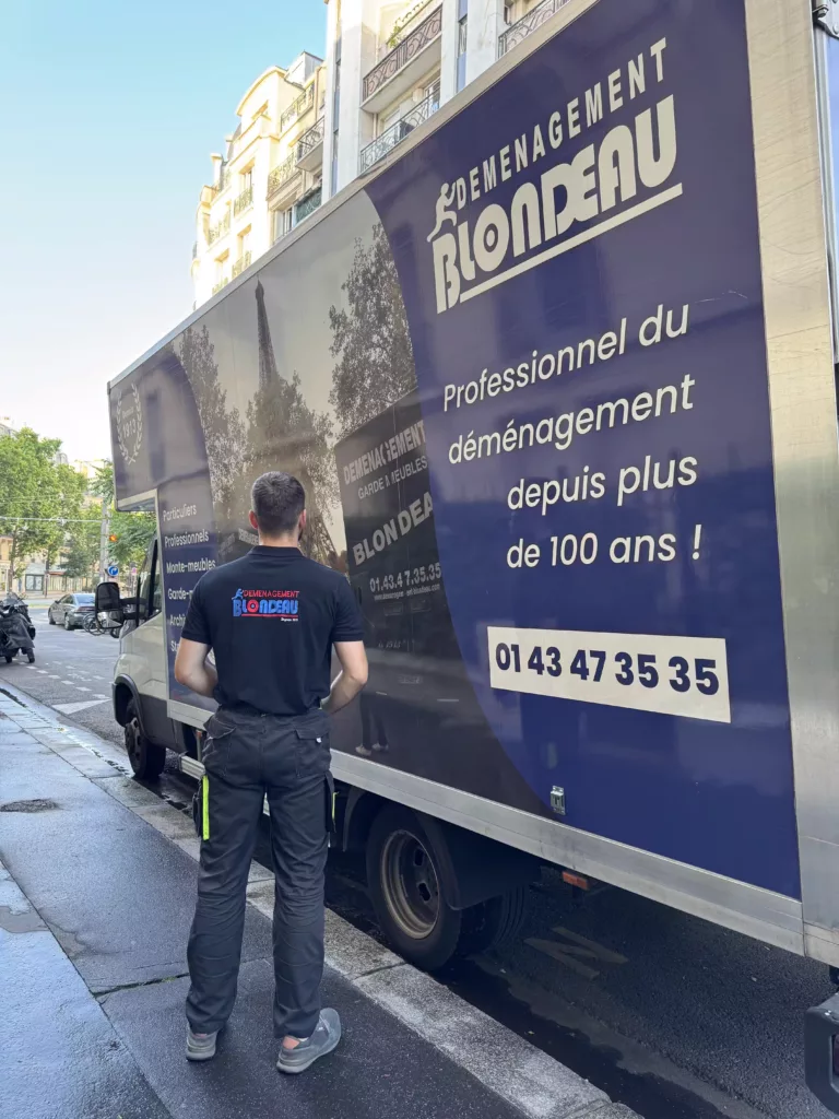 ersonne remplissant un calendrier ou un planning de notifications à faire pour un déménagement avec une liste de contacts (EDF, assurance, banque, impôts)