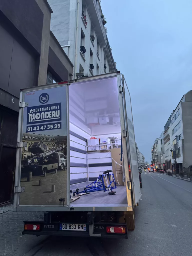 Déménageurs professionnels en train de protéger et emballer des meubles avant un départ vers Copenhague