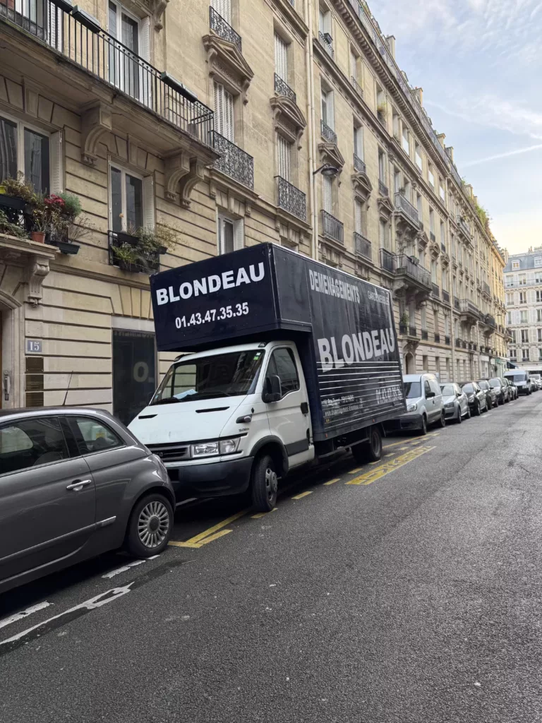 Client et conseiller Blondeau consultant un devis d’urgence et des documents liés à la reprise de déménagement après liquidation