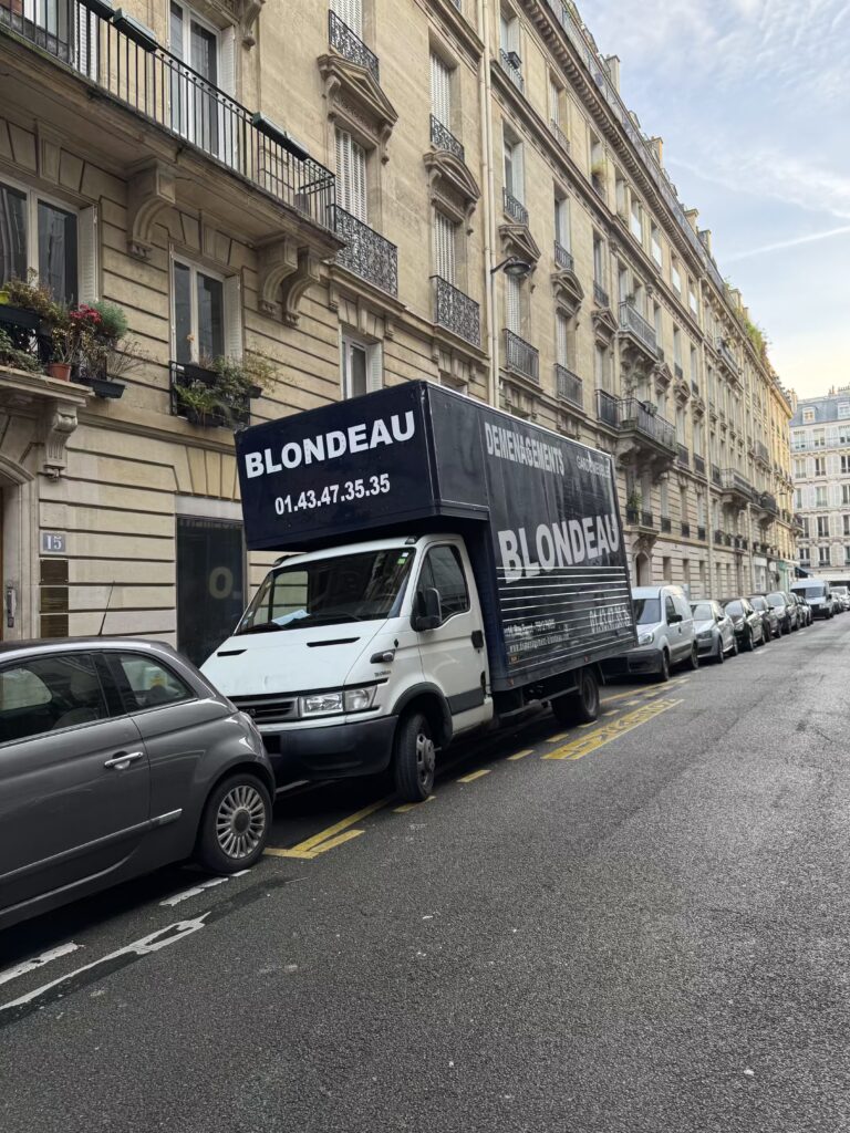 Client et conseiller Blondeau consultant un devis d’urgence et des documents liés à la reprise de déménagement après liquidation