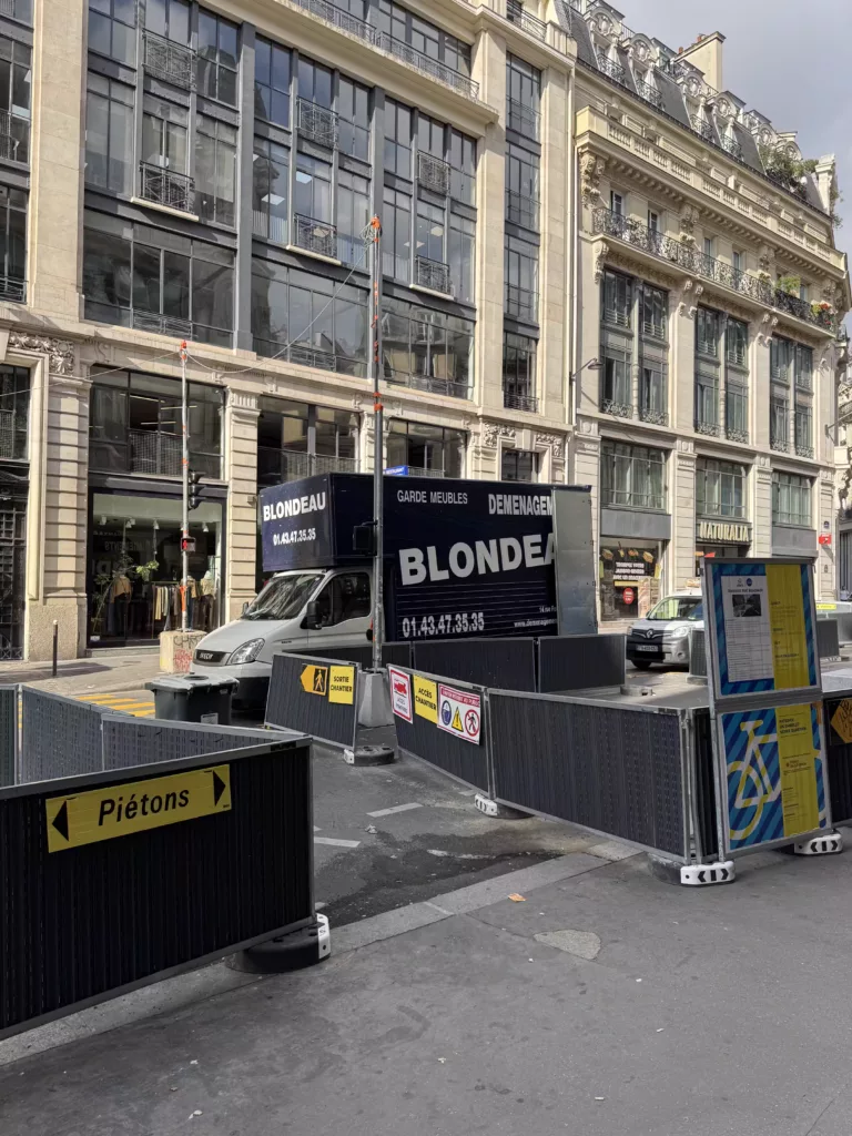 Équipe de déménageurs professionnels Blondeau transportant des équipements lourds et des meubles d’un restaurant pour un déménagement commercial.