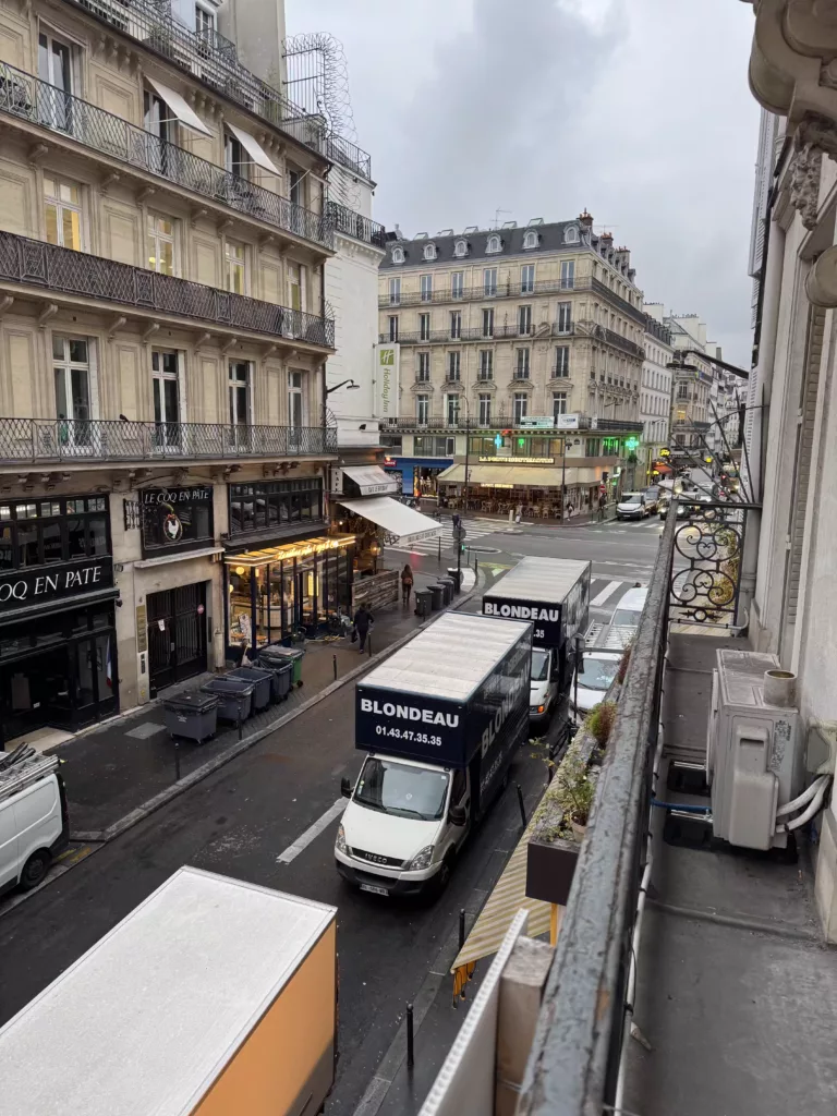 Équipe de déménageurs professionnels Blondeau préparant le chargement d’un camion pour un déménagement longue distance entre Paris et Cannes.