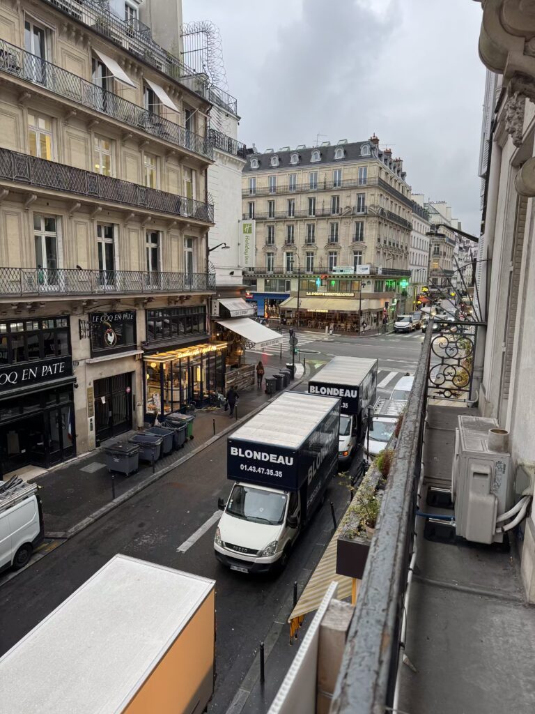 Équipe de déménageurs professionnels Blondeau préparant le chargement d’un camion pour un déménagement longue distance entre Paris et Cannes.