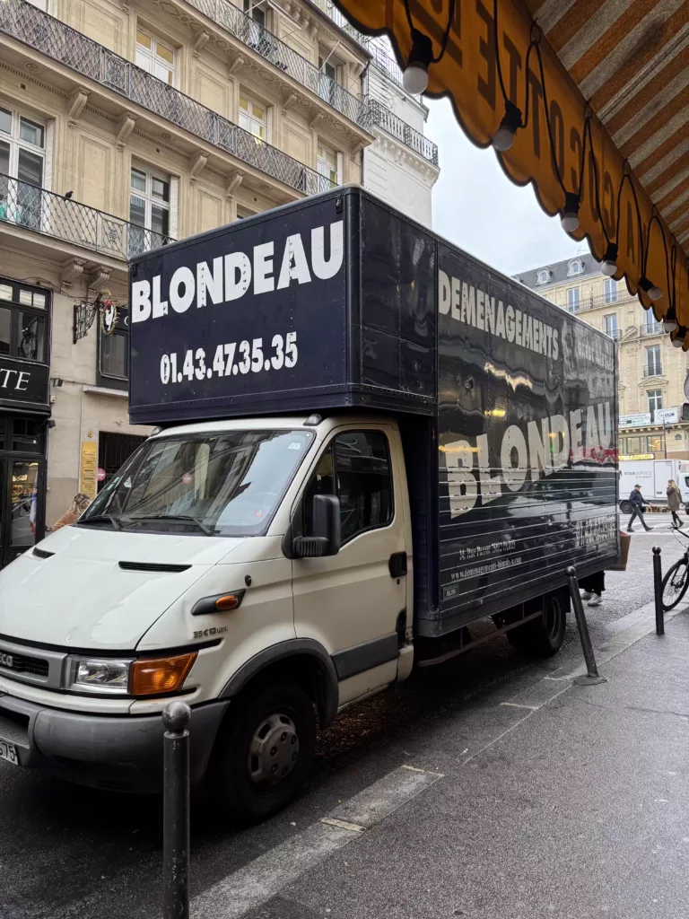 Conteneurs maritimes de stockage vides alignés dans un espace sécurisé pour meubles et effets personnels