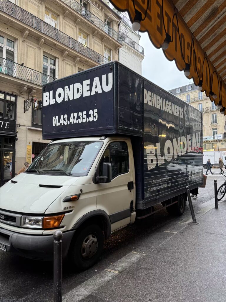 Conteneurs maritimes de stockage vides alignés dans un espace sécurisé pour meubles et effets personnels