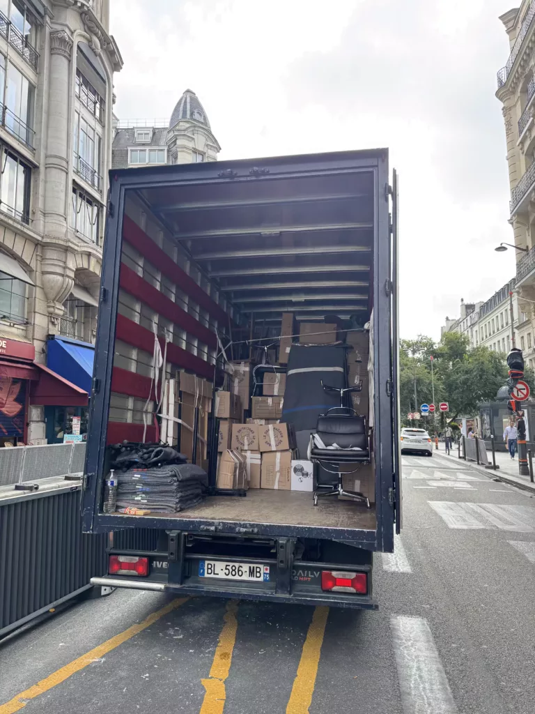 Protection murale et des encadrements de porte à l’aide de panneaux et mousses lors d’un déménagement organisé.