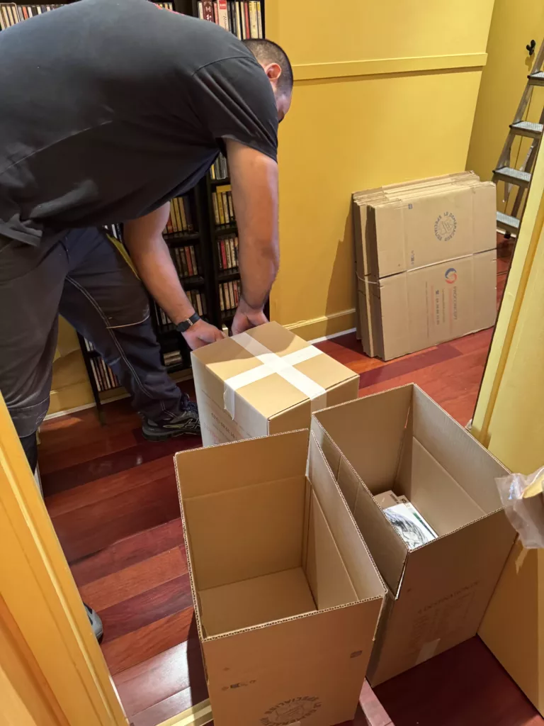 Matériel de bureau soigneusement emballé et protégé par des déménageurs avant un déménagement d’entreprise à Paris 6ᵉ.