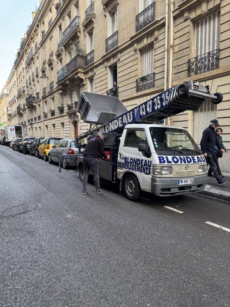 Chauffeur professionnel préparant un camion loué pour une mission de déménagement d’entreprise