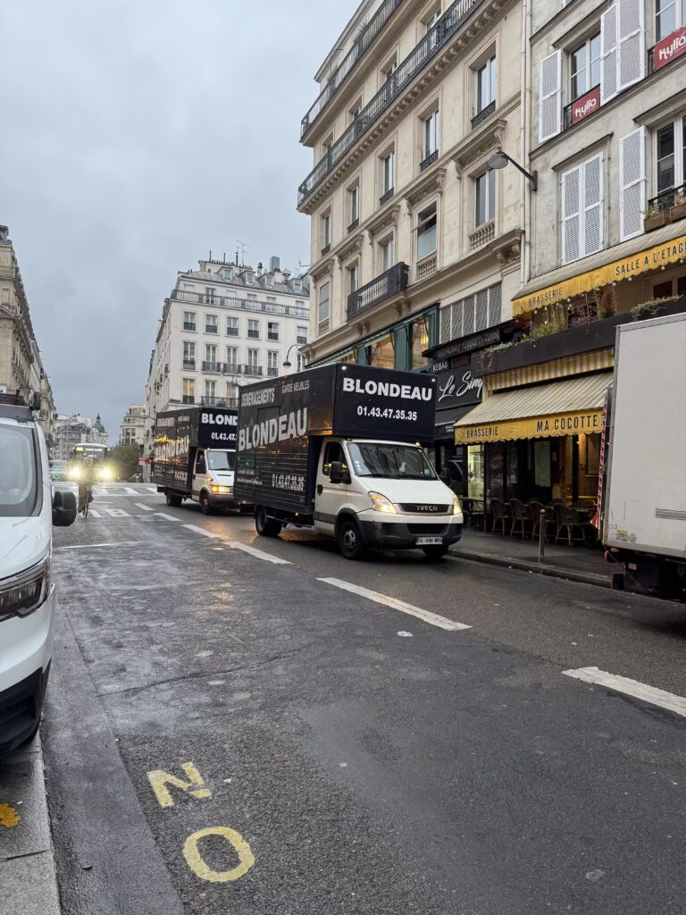 Déménageurs planifiant et protégeant les biens d’une association avant transport vers un nouveau local.
