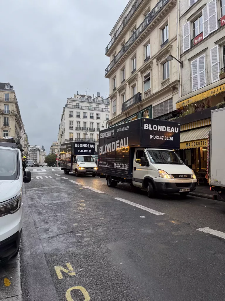 Matériel de bureau soigneusement emballé et protégé avant transport lors d’un déménagement de bureaux à Rueil-Malmaison.