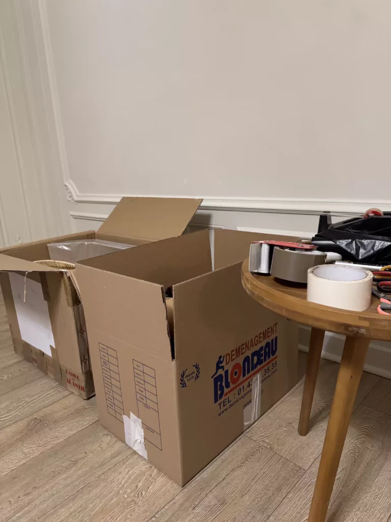 Matériel de bureau professionnel soigneusement emballé dans des protections spécialisées avant un déménagement d’entreprise à Paris 10ᵉ.