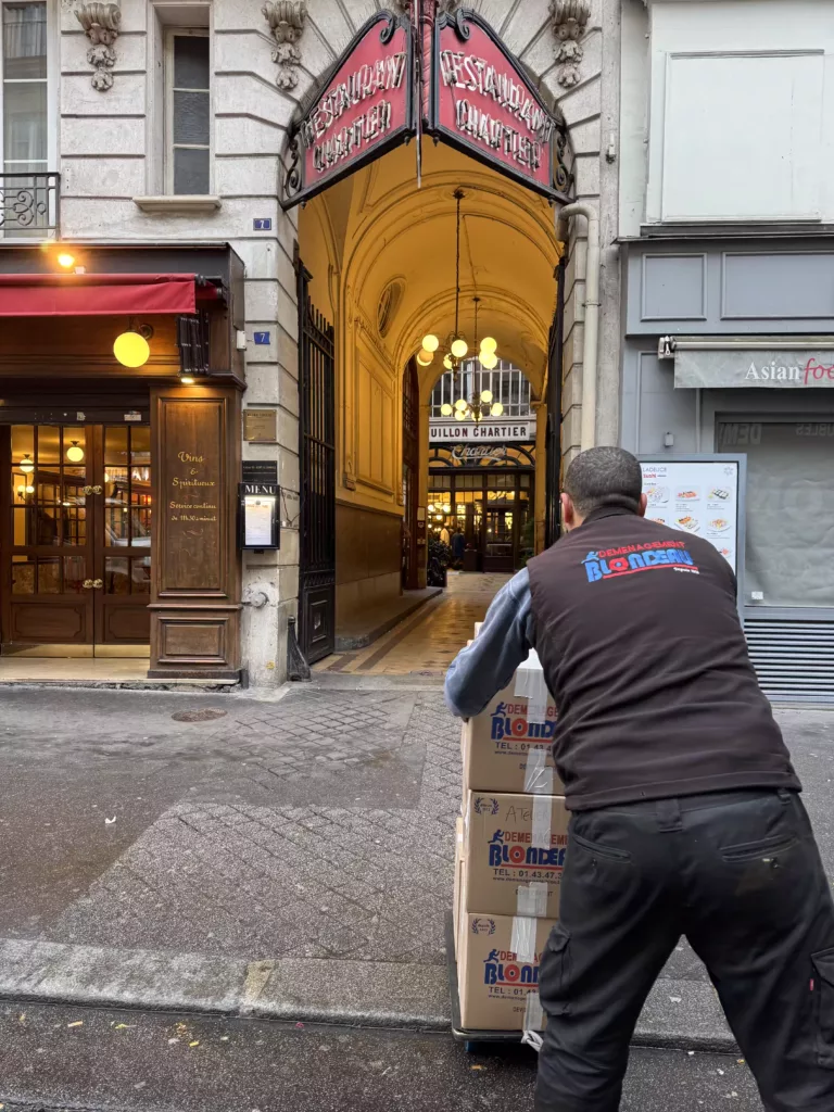 Déménageurs professionnels Blondeau chargeant du mobilier modulaire de bureau et équipements modulaires pour un déménagement B2B.