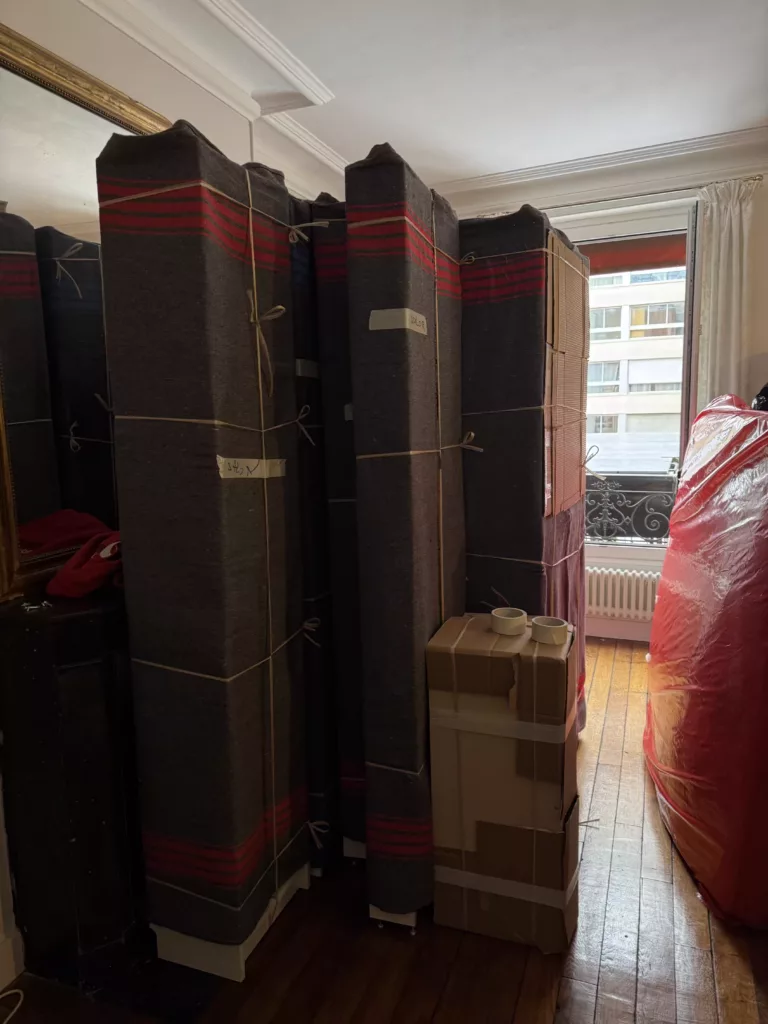 Illustration comparant plusieurs formules de déménagement avec services inclus (standard, premium, clé en main)