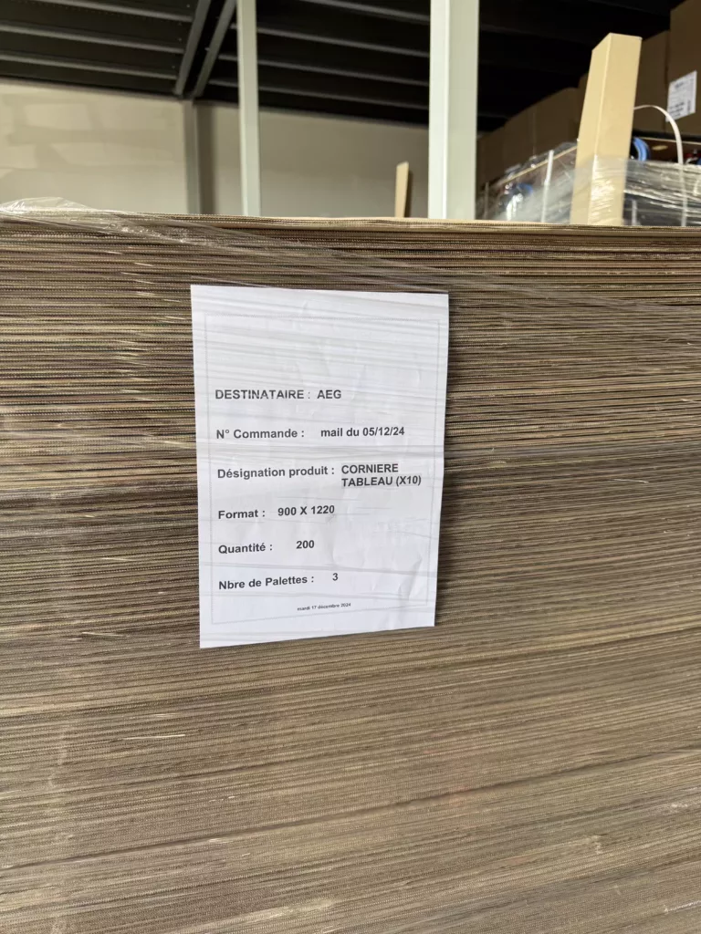 Cartons étiquetés et rangés par catégorie pour un emballage structuré du matériel de bureau.