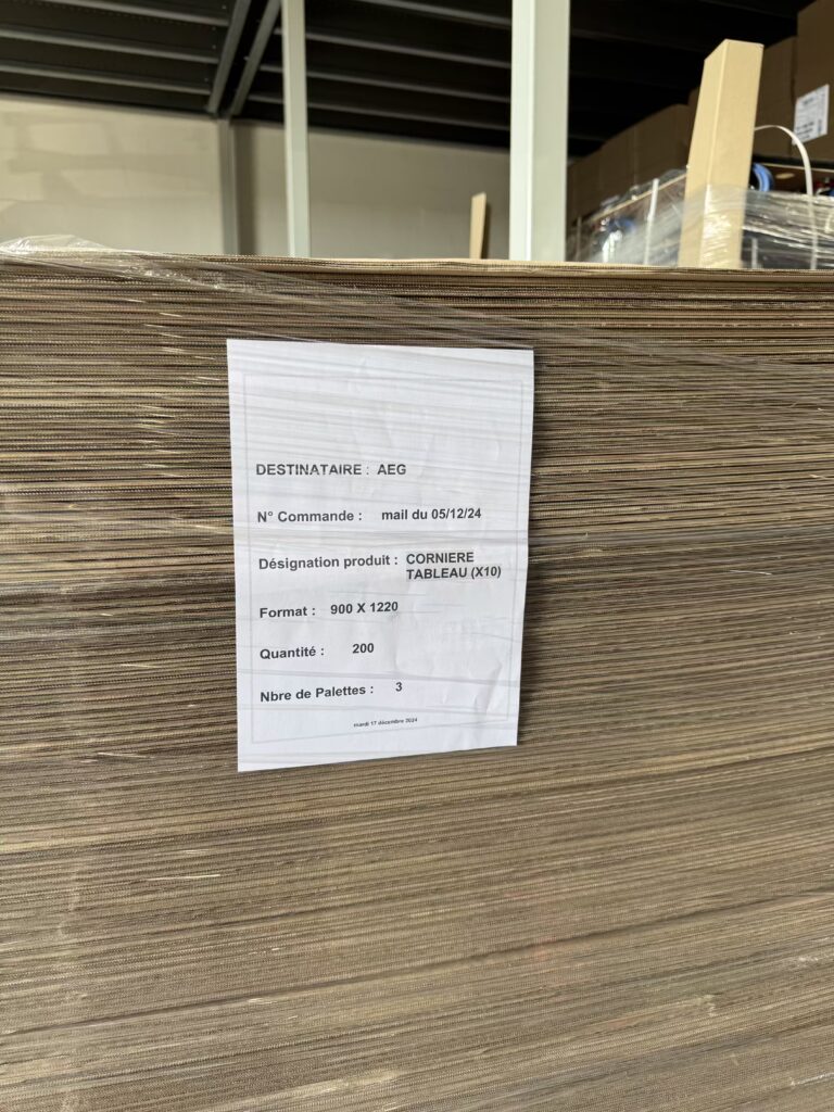Cartons étiquetés et rangés par catégorie pour un emballage structuré du matériel de bureau.