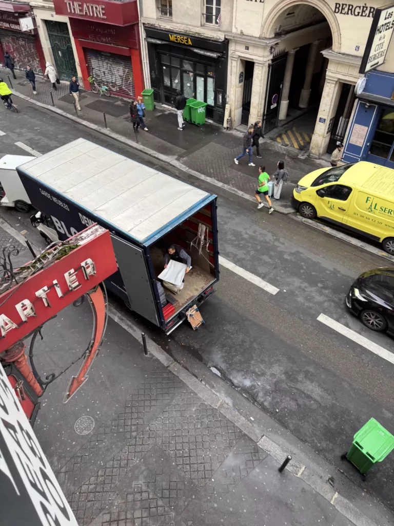 Équipe de déménageurs professionnels Blondeau réalisant un déménagement dans une rue résidentielle de Neuilly‑sur‑Seine.