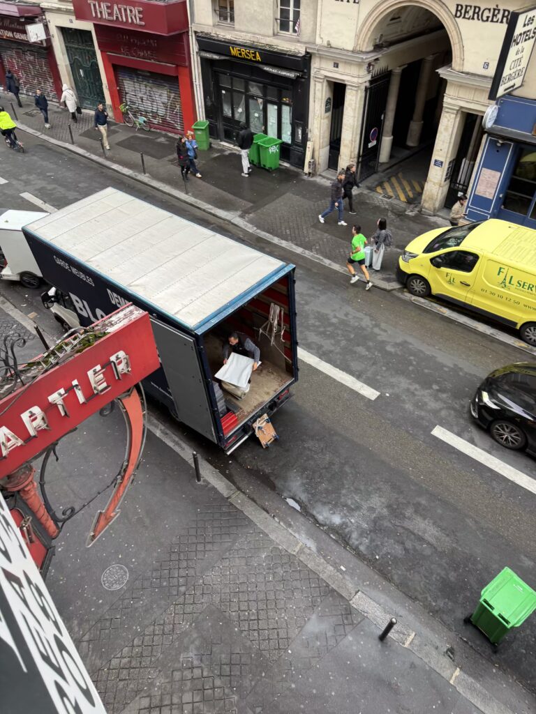 Équipe de déménageurs professionnels Blondeau réalisant un déménagement dans une rue résidentielle de Neuilly‑sur‑Seine.