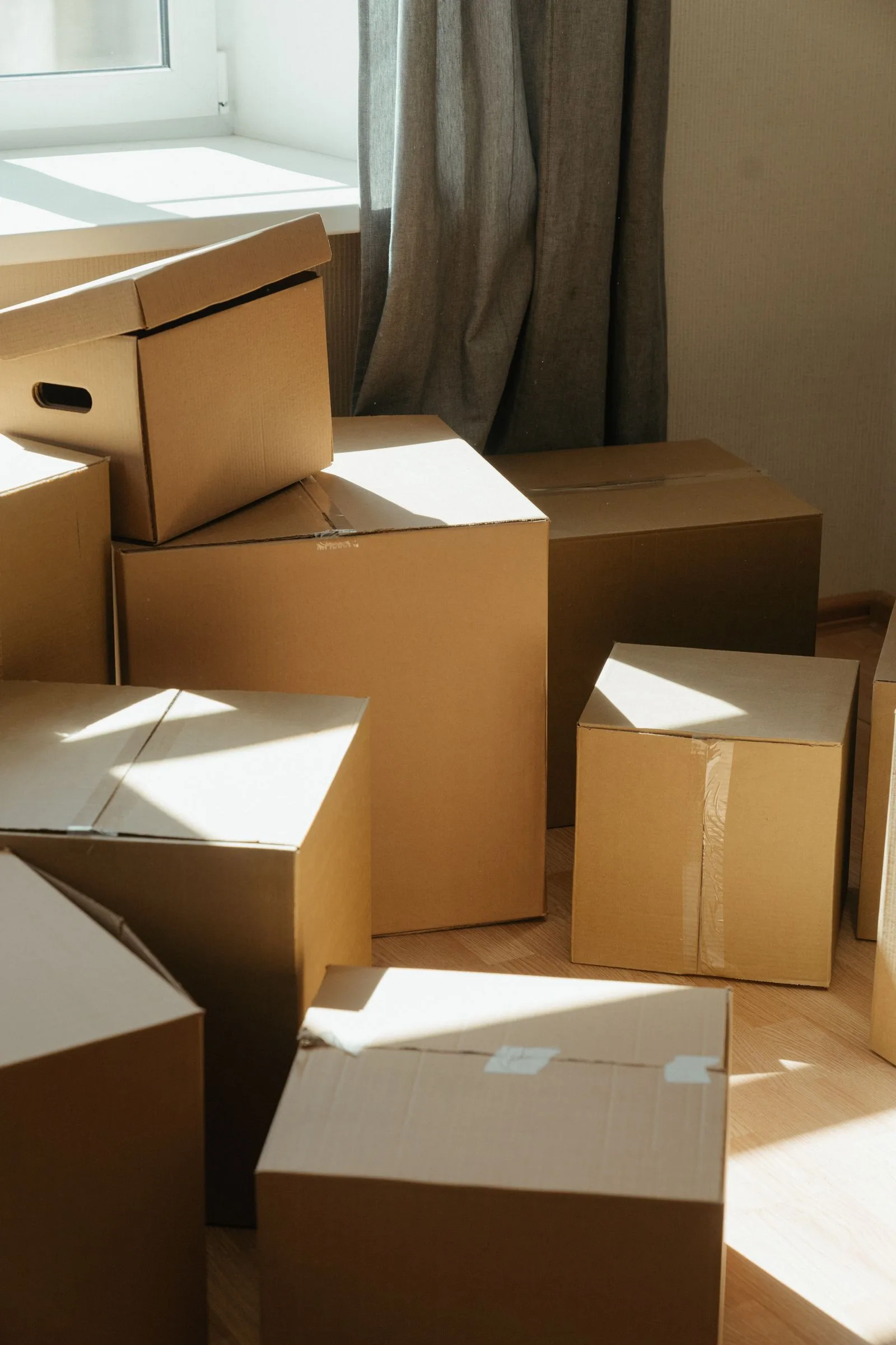 Cartons de déménagement empilés dans un salon avant un départ à Noisy-le-Grand