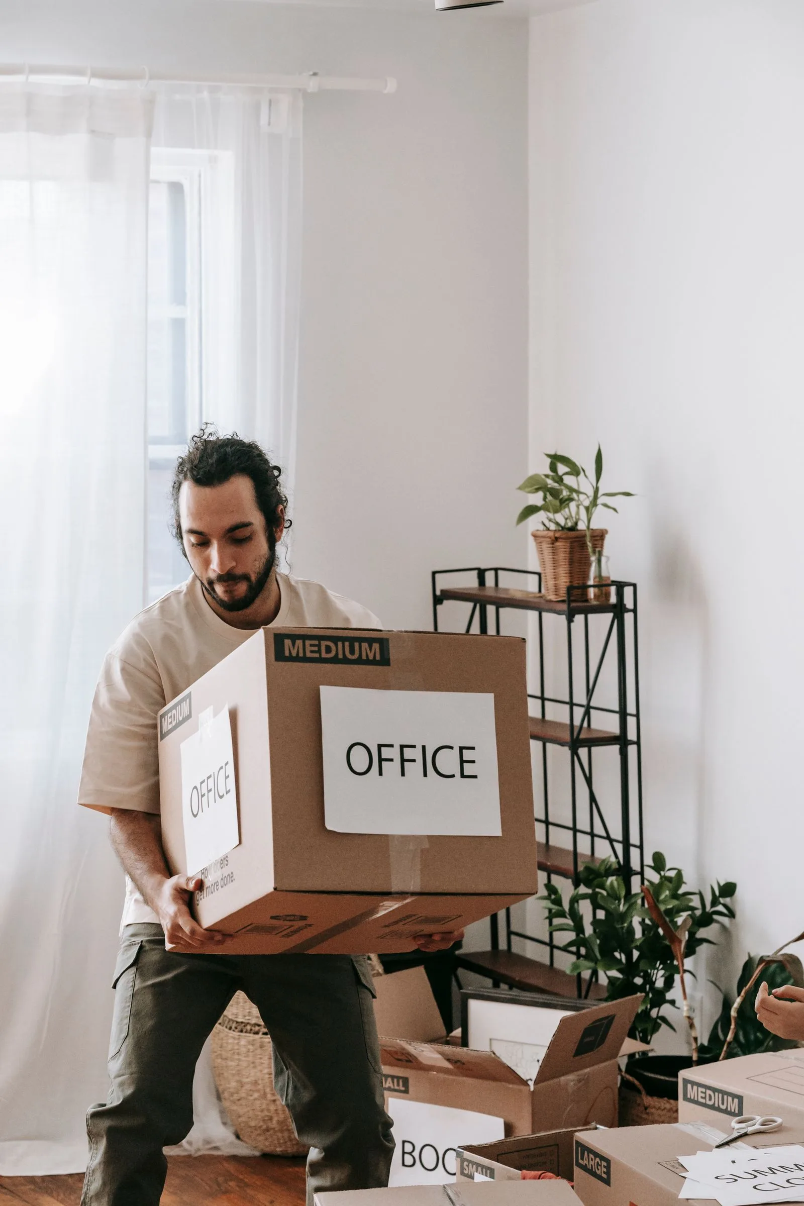 Cartons de déménagement préparés pour un transfert de bureaux à Châtenay-Malabry