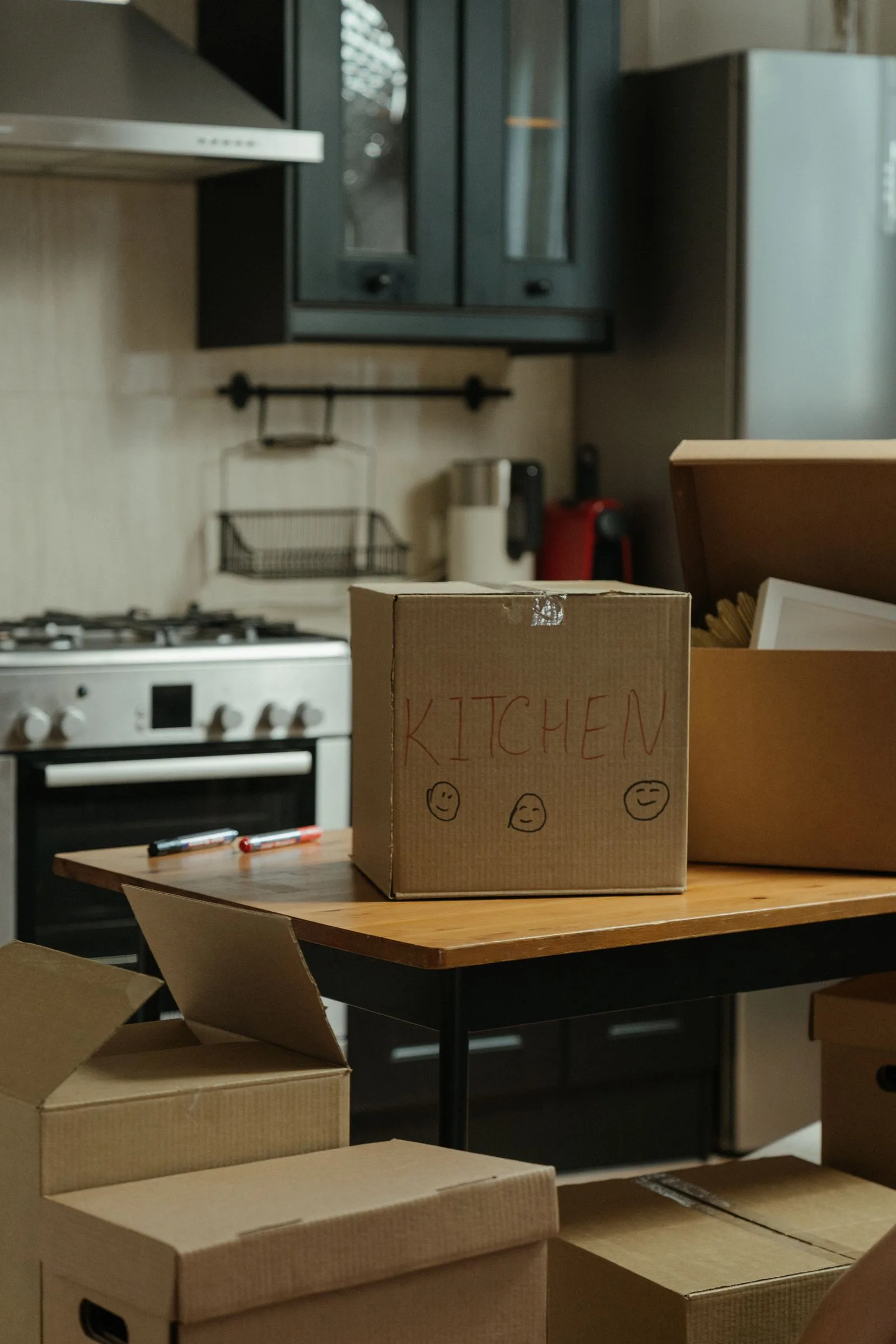 Emballage de cartons de cuisine avant un déménagement à Wissous